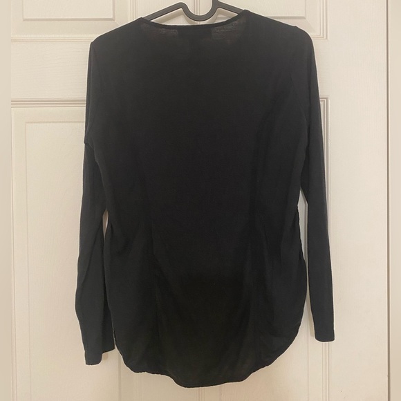 Black & white window print long-sleeve - Picture 4 of 4